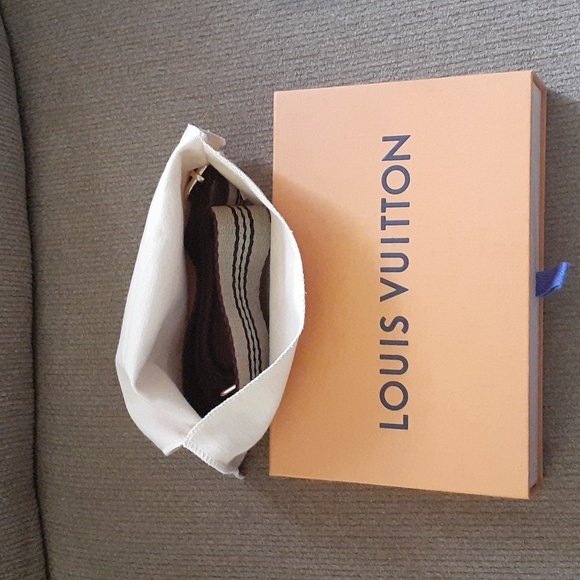 Louis Vuitton crossbody strap with duster and box - Picture 13 of 15